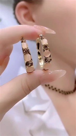 Jewelry Styling Tips: Easy Ways to Wear and Layer Necklaces