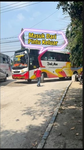 Aksi bus dali mas masuk terminal dari pintu keluar