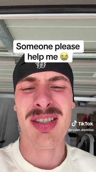 I’m locked out my car 😭