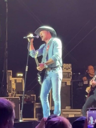 ‪@timmcgraw‬ singing “Cowboy in Me” #countrymusic #concert