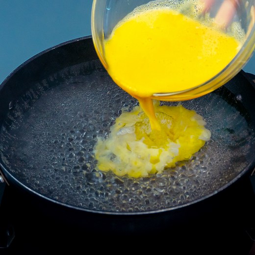 69K views · 445 reactions | Versez les œufs dans l'eau bouillante et vous me remercierez pour cette brillante recette ! Ingredientes: eau: 3 l oeufs: 6 pc sel: 10 g oignon: 1 pc ail: 10 g piment fort vert: 3 pc poivron rouge: 1 pc tomates: 3 pc sel: 10 g poivre noir: 5 g carvi: 5 g thym séché: 5 g | Savoureux.tv | Facebook