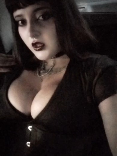 Videos de 𝐟𝐥𝐨𝐰𝐢 (@flooweeyyy) con “original sound - Ava ❤︎”