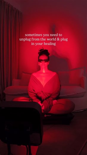 zareefa ahmed-arije on Instagram: "@redlighttherapyhome & vibration plate every morning 🚨🫨 this is my version of self-care: red light therapy for skin rejuvenation, a vibrating plate for lymphatic drainage, and 10 minutes of nervous system regulation that feels like an internal reset. when your body hums, your skin glows, it’s all connected. #fyp #skin #glassskin #glowup #skincare #detox #redlighttherapy #morningroutine #lymphaticdrainage #botox #antiage #skincare"