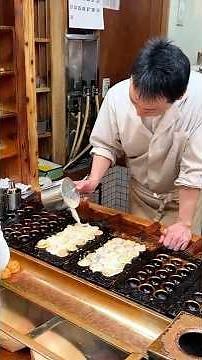 3 must-try street foods in Osaka 🇯🇵 Takoyaki, okonomiyaki & ramen 🐙🥘🍜