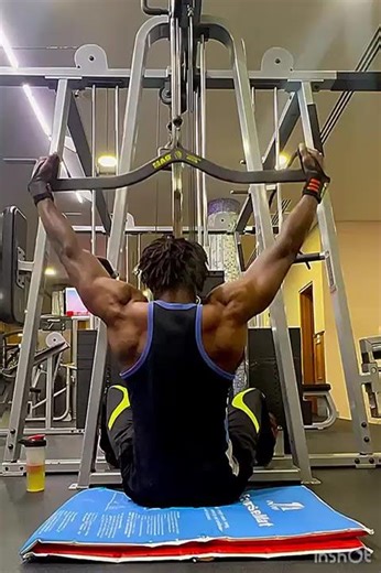 This form of targeting your lats can make you lift heavier than the normal method #youtubeshorts
