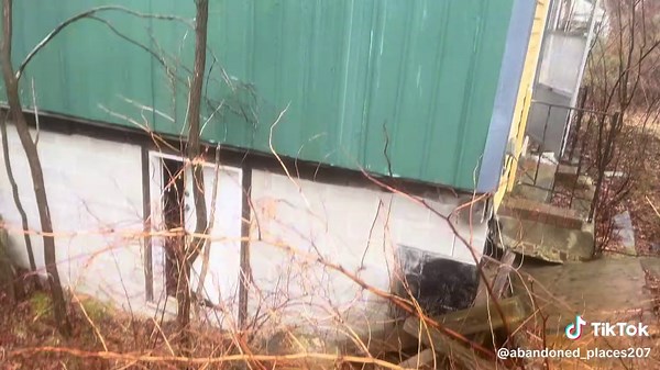 Abandoned Yellow House in Buxton, Maine | Urbex Exploration