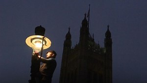 💡 London has more than 1,000 gas street lamps, which were installed at the beginning of the 19th century. At the time, they were considered a major innovation in a city with dark, dirty and often dangerous streets. In central London, they still light up parts of The Mall avenue leading to Buckingham Palace, the back streets of Covent Garden, and around Westminster Abbey. The atmospheric light they give out is evocative of Charles Dickens novels, Mary Poppins and Sherlock Holmes. But as they bec