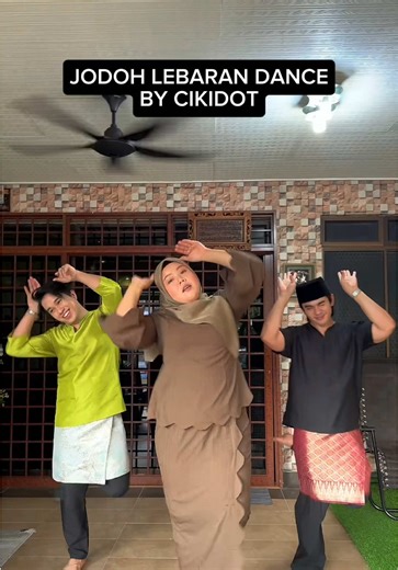 Bila @CIKIDOT CHANNEL nak buat Jodoh Lebaran dance Challenge ni macam2 kejadian berlaku dalam satu video.. Haha.. Buat2 tak nampak jekla ek.. with @Ecah Daud & @AMRI AZIZ 😂🤭 #fyp #jodohlebaran #raya2026 #cikidot