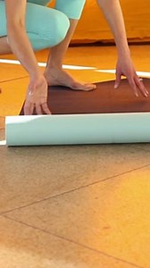 Vous êtes fatigué.e ou vous avez besoin de vous détendre ? On vous partage 10 postures de yoga antifatigue, à réaliser n'importe où 😌 | Doctissimo