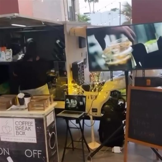 Barra de café, espresso, carajillos, frappés, chai, matcha 🍵 n tu evento! Solucionamos la necesidad de café en tu evento o reunión. Distintas barras de montaje de acuerdo a la ocasión. 🤎☕️ - Pantalla proyectando tu diseño o logo. - Banner Wall personalizado Muchas cosas más personalizadas. | Coffee Break Box