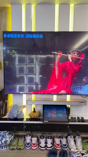 39歲加入特斯拉擔任首席ceo 兼設計師，08年火箭三次試射失敗，特斯拉瀕臨破產，和發妻離婚，他曾把自己關進黑暗中，面對採訪多次流淚，今年更是“孤注一擲”押 上全部身家，最終他贏了。他說：“對未來一定要樂觀，悲觀沒有任何意義，只會帶來更多負能量，我寧願選擇樂觀，哪怕是錯誤的。 | Brian Sit | Facebook