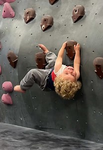 Independence and letting your kids discover their capabilities through struggle and perseverance is one of the best gifts you can give them and will help them for the rest of their lives. ❤️ #zuko #theboss #toddler #dad #motivation
