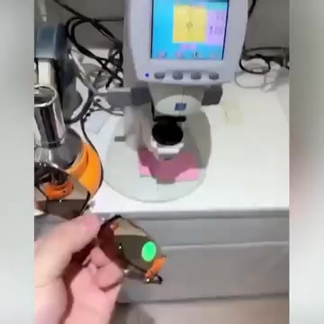 Diese smarte Zoombrille passt sich automatisch an Sehschwächen an. Sie sorgte auf der Optikmesse in München für Furore, da sie ohne Sehtest auskommt und für Menschen zwischen 7 und 70 Jahren geeignet ist. Die Gläser bestehen aus hochwertigen deutschen optischen Materialien, die 99,9 % des Blaulichts filtern. So werden Ihre Augen den ganzen Tag über vor Bildschirmmüdigkeit geschützt und sowohl Kurz- als auch Weitsichtigen ein klares Seherlebnis ermöglicht. | Qarsaga-shop