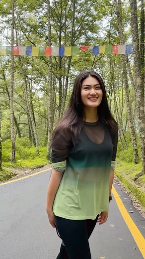 Aarati Ale Magar on Instagram: "#reels #instagram #aaratialemagar #nepal #foryoü #peaceofmind #trending #hindisongs #bollywood"