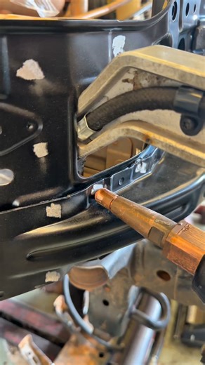 เล็ก พรรณคม on Instagram: "เชื่อมสปอตแผงหน้า REVO REVO front panel spot welding"