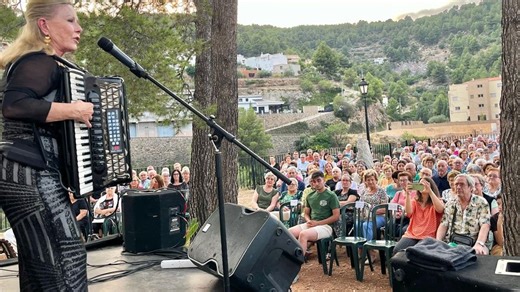 María Jesús y su acordeón pone a bailar a toda Llucena