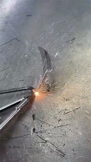 Μία συσκευή για συγκόλληση κοπή και καθαρισμό μετάλλων