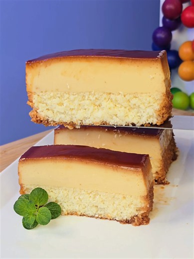 ⬇️🥥✨ QUESILLO MÁGICO DE COCO: Doble textura para consentir a la familia ✨🥥 El quesillo es el rey de los postres cuando queremos consentir a la casa, pero lo que pasa con esta versión parece un truco de magia. 🍮✨ Metes una sola mezcla al molde y en el horno ocurre el milagro: abajo queda esa textura cremosa y sedosa de toda la vida, y arriba se forma solita una costra doradita y crocante de coco que es una locura. 🥥💛 Una receta noble para perderle el miedo al caramelo y al desmolde, demostra