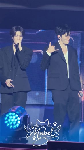 When the light turns on, I saw two gorgeous faces😍😍😍 My sweetie PondPhuwin😍😍😍😍😍😍😍 #RISERCONCERTD1 #pondphuwin #ppnaravit #phuwintang #ปอนด์ภูวินทร์