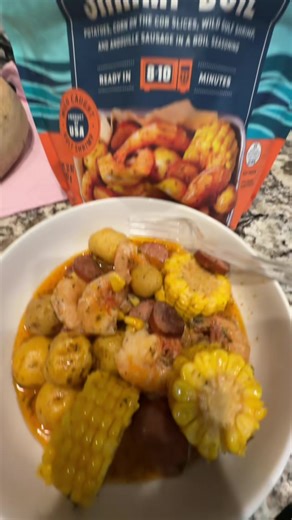 This Cajun-Style Shrimp boil from @H-E-B was so good and super easy to make. I recommend 10 out of 10! Yummy in my tummy.