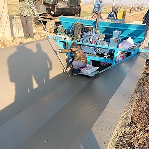 [Hot Item] Ditch Construction Equipment Slip Form Machine