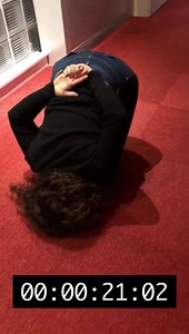 988K views · 5.6K reactions | Les Ouins-Ouins ont testé le “Flex Challenge”. Objectif : réussir à se relever en étant allongé sur le ventre avec les mains dans le dos ! 藍 | Manu | Facebook