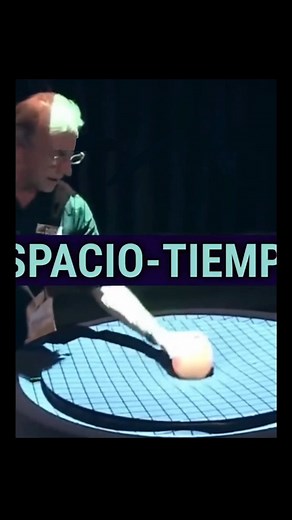 15K views · 380 reactions | Relatividad General de Einstein Interpretación doblando el espacio-tiempo en más dimensiones https://vm.tiktok.com/ZM6Px4fSu/ #Física #Matemáticas #Relatividad #RelatividadGeneral #Geometría #Curvatura #EspacioTiempo #Geodésicas #CienciasTV | Ciencias TV | Facebook