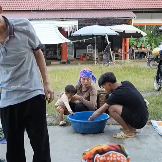 Dad took the baby to the hospital to buy medicine for the baby | Junni Bushcraft