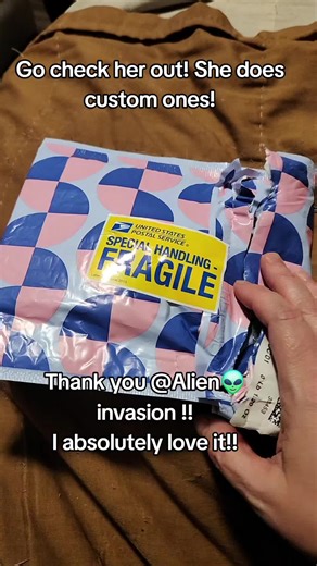 #supportartists #lps @Alien 👽 invasion thank you! and dont worry I can reglue the horn easily!! love you gurl!!