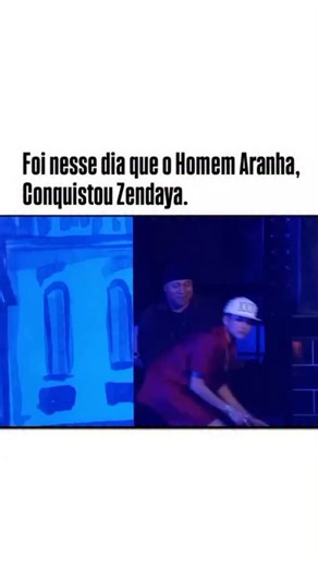 TRIKOTEI on Instagram: "Quando Tom Holland e Zendaya participaram do programa Lip Sync Battle, a internet parou para assistir a um dos momentos mais marcantes da televisão musical recente. O formato do programa é simples, mas extremamente eficaz para criar cenas icônicas: celebridades se enfrentam em duelos de dublagem, escolhendo músicas famosas para interpretar no palco com performances completas, figurino, coreografia e presença cênica. Não se trata apenas de mexer os lábios, mas de convencer