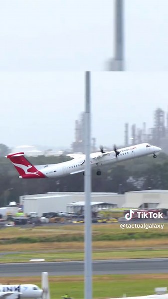 Qantaslink Q400 Takeoff at Brisbane Airport