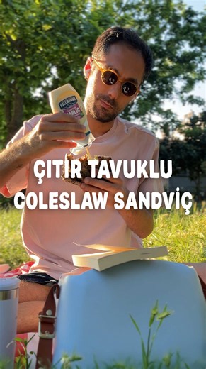 🍔 Çıtır Tavuklu Coleslaw Sandviç Dışı altn rengi çıtır tavuk, içi ferah ve kremamsı coleslaw... İyi bir sandviçin sırrı sadece tavukta değil, sosunda da gizli. Ben coleslaw için Hellmann's mayonezi tercih ediyorum; dengeli lezzet ve kıvamıyla tüm malzemeleri mükemmel şekilde bir araya getiriyor 🤍 🛒 Malzemeler Lahana Salatası (Coleslaw) İçin: • 1 adet rendelenmiş havuç • 1/4 (çeyrek) rendelenmiş lahana • 1 adet rendelenmiş elma • 1/4 çay kaşığı tuz • 1 tatlı kaşığı hardal • 4 yemek kaşığı Hell