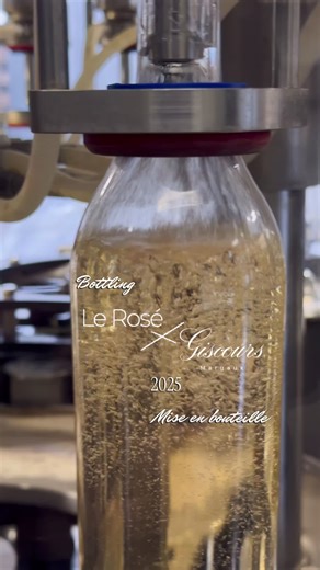 Le Rosé x Giscours 2025 Retour en images sur la mise en bouteille de notre rosé exclusif, né d’un savoir-faire précis et d’un esprit résolument audacieux. Dans chaque flacon du Rosé x Giscours 2025 : l’éclat du fruit, la fraîcheur vibrante, et cette élégance lumineuse propre à Giscours. Disponible très prochainement… ****** Le Rosé x Giscours 2025 A look back at the bottling of our exclusive rosé, born of precise savoir-faire and a boldly forward-thinking spirit. In every bottle: the brilliance