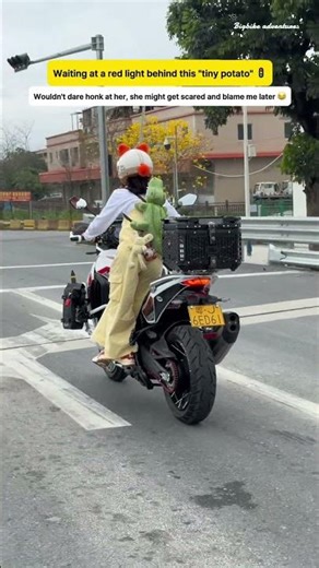 Shes literally hanging off one side! This is pure talent 💪 #shortriderhack #womenwhoride #vlog