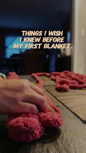 When I made my first hand-knit blanket, I thought I was doing everything wrong 🤍 I wish I knew that the middle would feel messy. I wish I knew uneven loops don’t mean failure. I wish I knew tight edges come from rushing. I wish I knew it’s okay to keep going. What I didn’t know then: • The middle is where doubt shows up • Loop size matters more than speed • Tight edges sometimes fix themselves (or not) • You don’t have to restart every time something feels off - try stretching first Most of the