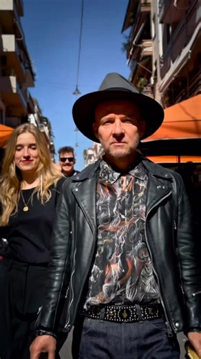 Shantel Live - A Very Special Evening! 🔥🍸 Am 13.12.2025 verwandelt Shantel die Bühne in eine vibrierende Tanzflache - mit Balkan Pop, Global Bass, Diaspora Beats, Turkish Psychedelica & explosiven elektronischen Sounds.🪩 Erlebt die Energie eines globalen Melting Pots, live performt mit echten Instrumenten, Vocals & elektronischen Beats. Listen to diversity. Feel the energy. Dance the remix. Seid dabei, wenn der Mann hinter Disko Partizani eine ganze Kultur auf die Bühne bringt - roh, tanzbar,