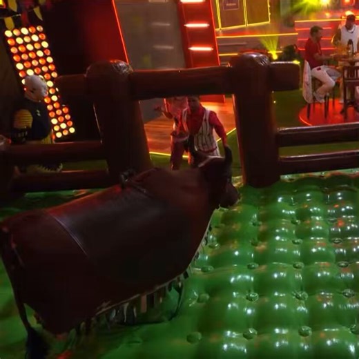 milena moreira montando em touro mecânico com um único pulo encaixando as suas mini pernocas perfeitamente no bovino