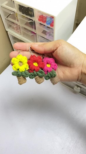 Little flower macrame cute keychain #macrame #macrameart #macramekeychains #macrameflower