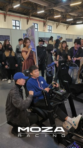 Moza-TW羽澤科技 on Instagram: "國手果然是國手 果然一下就上手🥇 再次感謝 李洋/Lee Yang @leeyang0812體驗 就像部長說的:「運動不只是在球場上，科技也正在改變運動的樣貌」 希望台灣能有更多模擬賽車的愛好者💗 對了!!!本周還有Gamforce活動 我們現場不見不散🏎️⚡ - Special thanks: @wlyyng24 🙌"
