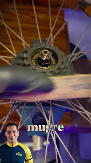 Deja de asesinar tu transmisión 🛑⚙️ El error más costoso del ciclista promedio: creer que echar aceite nuevo soluciona los ruidos. La realidad brutal: Si aplicas lubricante sobre un cassette sucio, creas una pasta abrasiva que se come el metal de tus piñones y estira tu cadena en tiempo récord. Deja de cambiar piezas que aún sirven solo porque no sabes cuidarlas. Comienza a realizar limpiezas profundas (“flossing” entre piñones como ves en el video) para eliminar esa suciedad oculta que actúa c