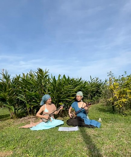 吉本多香美 Takami Yoshimoto 石垣島/表現者/セラピスト on Instagram: "@anandamidelaboratorium mina✨✨✨ 愛おしい人❤️ こんなにも無邪気で 母のような母性に溢れていて、 天真爛漫でいて、 溢れんばかりの才能を使って 目に見えないものを 目に見えるようにする魔法使いのようなひと。 こんなにも宇宙を感じるような壮大なエネルギーに満たされている人。 本当に大好きなお志事を、魂を込めて、 全身全霊で表現しているから きっと天のパワーが彼女の中に常に流れ続けて、 枯れることのない泉のように、 エネルギーが豊かに溢れ続けているんだと思う。 そして、彼女の側にいると、 自分の中に眠っていた何かが咲き始める。 女性であることの喜びを再び味わう愉しみを教えてくれる。 それは、優しさに溢れ、全てを受け入れる 慈愛のような、 太陽が沈む前にあたりが柔らかな、 世界の全てが温かく美しく見えるあの時間のように、 切なく愛おしい感情を引き起こさせてくれる、 そんな気持ちにさせてくれる少女のようなひと。 彼女は自分の欲望に忠実で、こんなに、自分を 無防