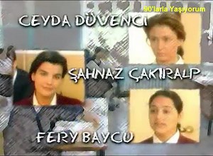 Affet Bizi Hocam (1998) 90'ların sonunda yayınlanan ve başroldeki öğretmeni Gülşen Bubikoğlu'nun canlandırdığı Affet Bizi Hocam, şimdilerde popüler olan oyuncuları da televizyon dünyasına kazandırmıştı. (Özgü Namal, Ceyda Düvenci, Şevket Çoruh, Şahnaz Çakıralp, Kamil Güler, Şencan Güleryüz ve Gürkan Uygun) | 90'larla Yaşıyorum