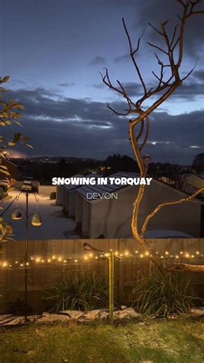 A light dusting of snow this morning in Torquay! 🥶✨ #snow #cold #devon #englishriviera #snowing