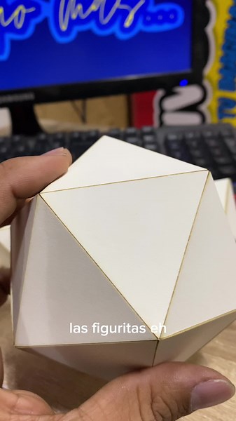 Creando Figuras Geométricas con Cartulina 📐✂️