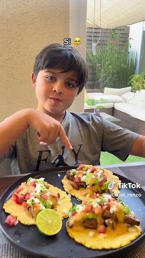 Me habré complicado muchos con estos #tacos 🌮? El toque especial de estos tacos y su característico picor se lo dió la Pimienta Cayena y la Salsa Ají Chipotle de @Gourmet Chile 😋. Condimentamos con pimienta cayena y sal las tiras de carne y las dejamos reposar por unos 30 minutos. Salsa verde tacos 1/2 cebolla 1 palta (aguacate) 1 cdita ajo picado Jugo de un limón sutil Cilantro Sal Si quieres darle un toque más picoso puedes agregar a la mezcla ají jalapeño. Procesar todos los ingredientes y 