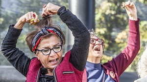 Mensen knippen hun haren af uit solidariteit met de vrouwen in Iran: waarom?