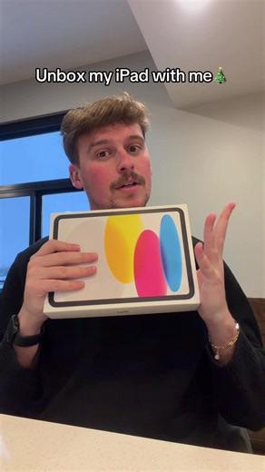 I fear I’m going to turn into an iPad kid. Still waiting for my case and Apple Pencil… #ipad #ipada16 #apple #christmas #unboxing