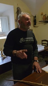 Nel mio viaggio dentro DESTINAZIONE CIOCIARIA ho incontrato Loreto Pacitti, a Picinisco. Un pastore, un imprenditore, un custode autentico delle tradizioni contadine e agricole. Uno che conosce i pascoli come si conosce casa propria, che lavora la sua terra con una passione antica e trasforma latte e olive in formaggi e olio che parlano da soli. Loreto è una figura eclettica ed empatica: al mattino governa il gregge, durante il giorno gestisce la sua azienda, e quando arrivano bambini, visitator
