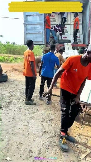 Déchargement ingénieux : Comment utiliser des pneus pour faciliter le transport des moteurs diesel