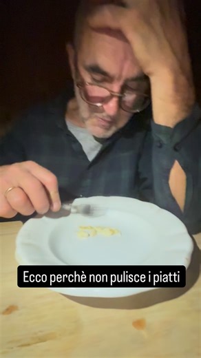 Ulrich Senoner e Tobias Demetz on Instagram: "Il segreto della forchetta di Ulrich 🍴✨ Mio zio ha un metodo tutto suo: dopo mangiato, pulisce il piatto con la forchetta così bene che sembra nuovo! ✨ Ci mette diversi minuti, con una pazienza incredibile. P.S. È appena uscito un NUOVO VIDEO su YouTube! Correte a vederlo per scoprire un altro pezzo di questo viaggio verso gli Oscar. 🎥🎬 https://youtu.be/DrNWsgw6lc4 Ogni volta che vado su, si arrabbia un po’ con me perché io non sono abituato a pul